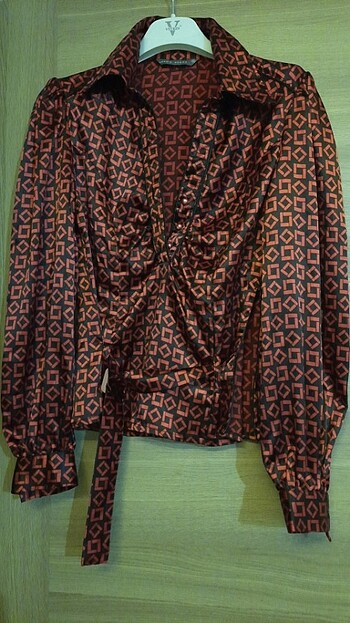 Saten vintage tarz kırmızı siyah geometrik desenli gömlek