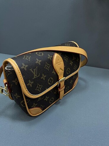 Louis Vuitton LOUIS VUITTON ÇANTA İLAN AÇTIRINIZ