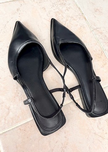 Bershka Sikligin Simgesi Siyah Sivri Burunlu Slingback