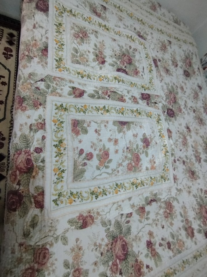 Çiçek Desenli Beyaz Yatak Örtüsü - Görsel 3