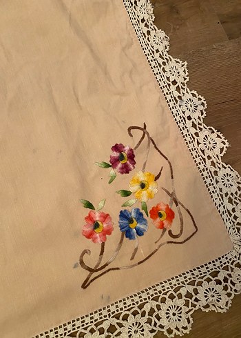Beden Nakışlı Bej Masa Örtüsü
