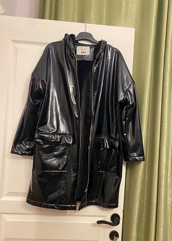 Sokak Stili Siyah Parlak Deri Yağmurluk - Görsel 3