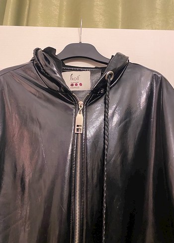 Sokak Stili Siyah Parlak Deri Yağmurluk - Görsel 2