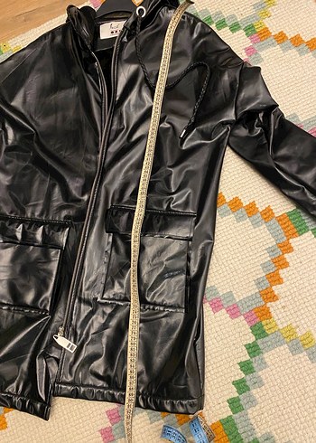 Sokak Stili Siyah Parlak Deri Yağmurluk - Görsel 6