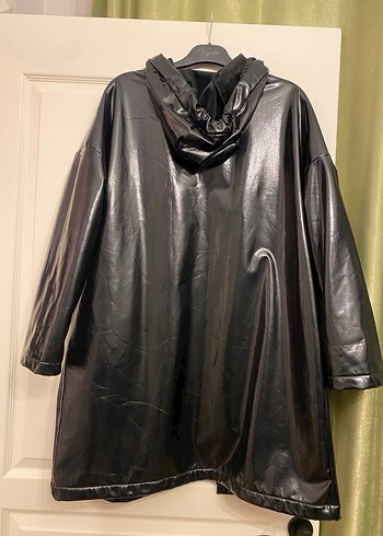 Sokak Stili Siyah Parlak Deri Yağmurluk - Görsel 4