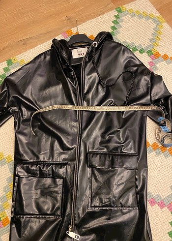 Sokak Stili Siyah Parlak Deri Yağmurluk - Görsel 5