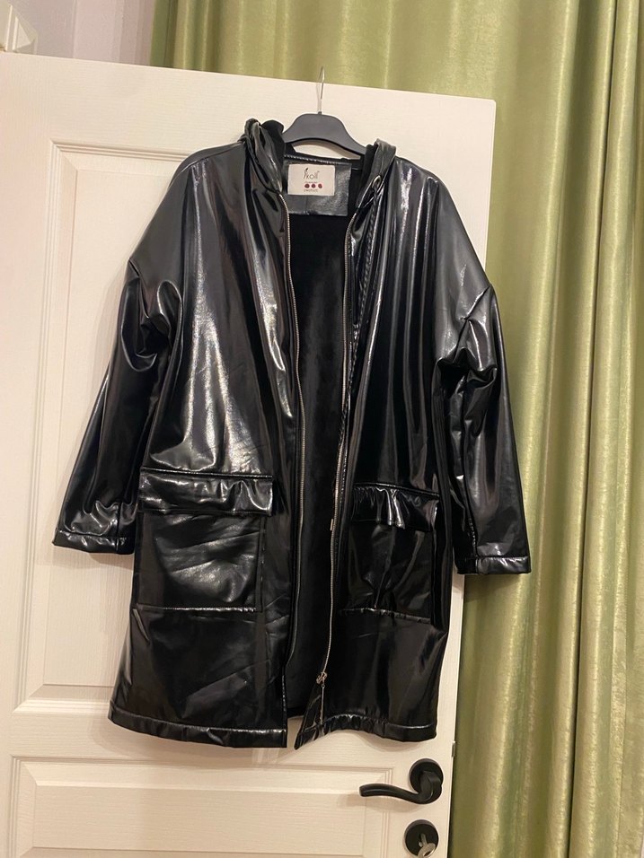 Sokak Stili Siyah Parlak Deri Yağmurluk - Görsel 3