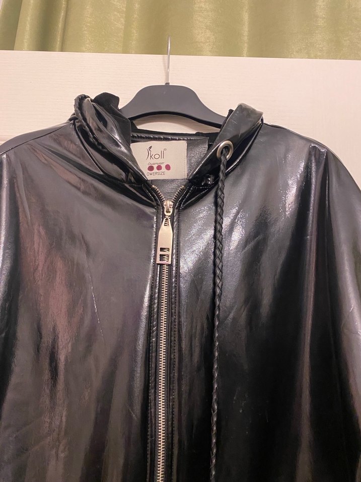 Sokak Stili Siyah Parlak Deri Yağmurluk - Görsel 2