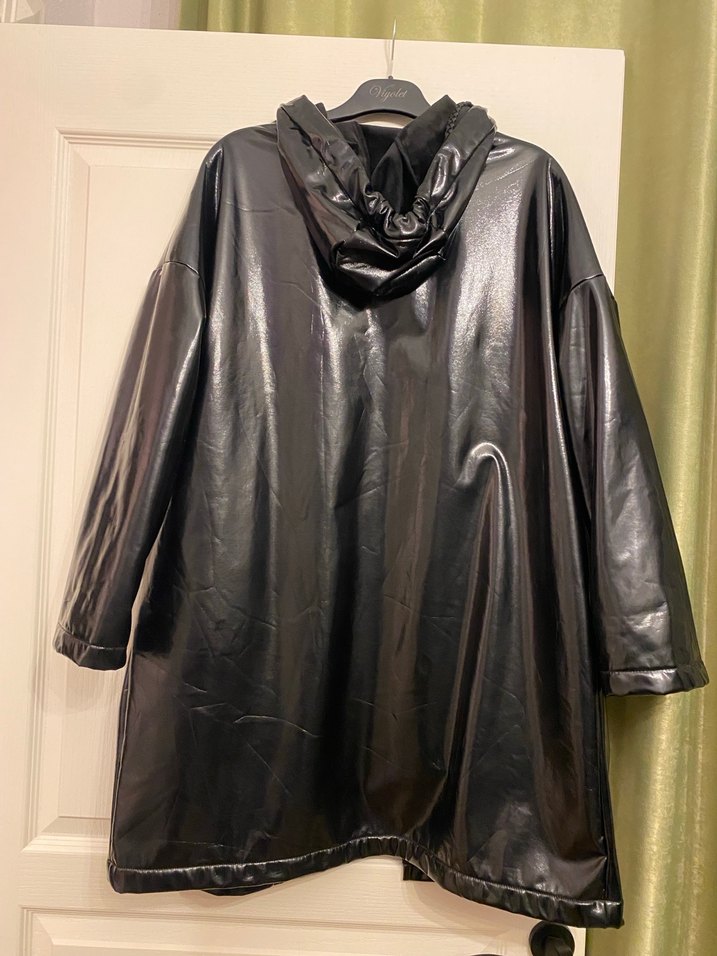 Sokak Stili Siyah Parlak Deri Yağmurluk - Görsel 4