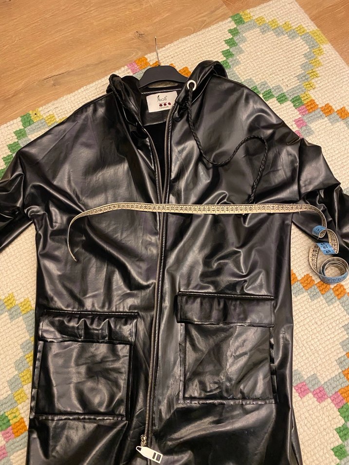 Sokak Stili Siyah Parlak Deri Yağmurluk - Görsel 5