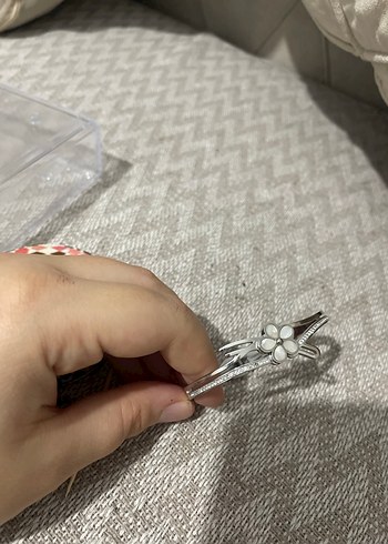Beden Beyaz Çiçekli Minimalist Bileklik Çelik