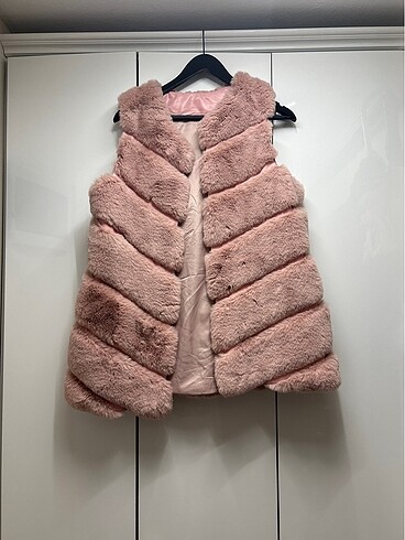 Pembe tüylü yelek