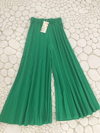 Yeşil pileli pantolon
