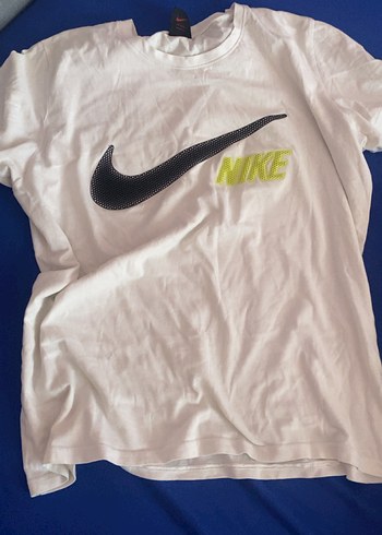 Nike Beyaz Logolu Tisort