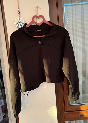 Trendyol & Milla Sehir Stiline Uygun Siyah Yarim Fermuarli Crop Sweatshirt