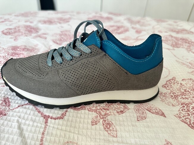 34 Beden çeşitli Renk Zara kids 34 numara çocuk spor ayakkabı
