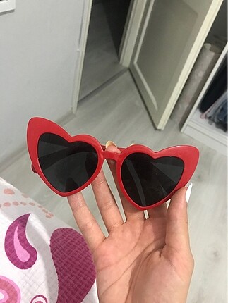 Kırmızı kalp gözlük