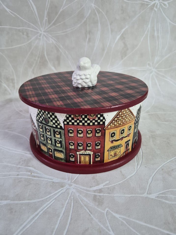 Renkli Ev Desenli Yuvarlak Ahşap Kutu - Görsel 2