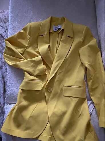 Sarı rengi ceket