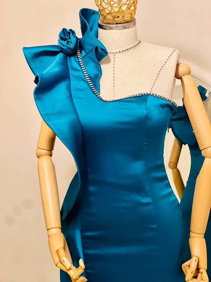 Mavi Parlak Fırfırlı Uzun Abiye Elbise - Görsel 4