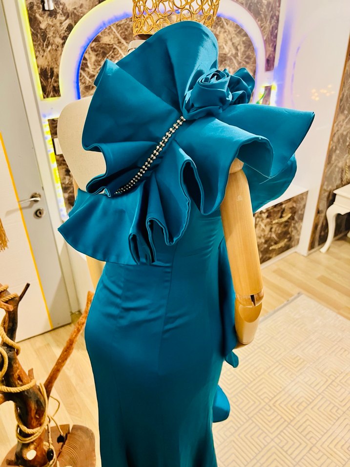 Mavi Parlak Fırfırlı Uzun Abiye Elbise - Görsel 3