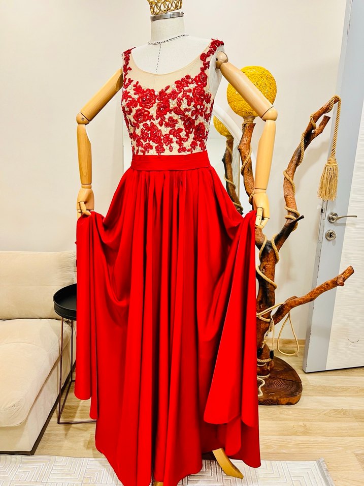 Kırmızı İşlemeli Uzun Abiye Elbise - Görsel 3