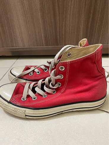 Kırmızı converse