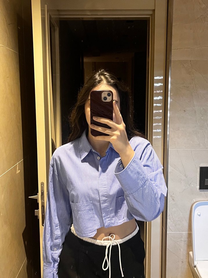 Şıklığın ve Rahatlığın Buluştuğu Mavi Çizgili Crop Gömlek — görsel 2/3