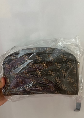 Kahverengi Guess Baskılı Fermuarlı Kadın Çanta