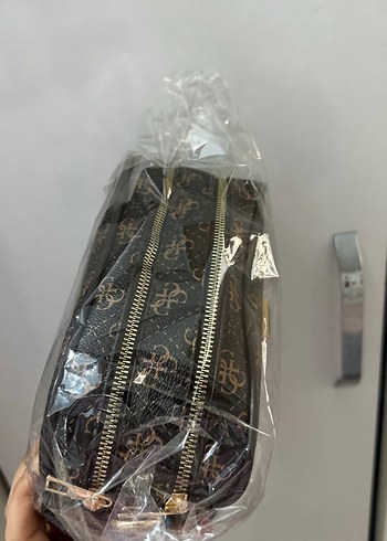 Guess Kahverengi Guess Baskılı Fermuarlı Kadın Çanta