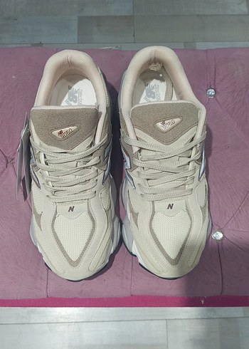 New Balance Ekru Retro Sneaker