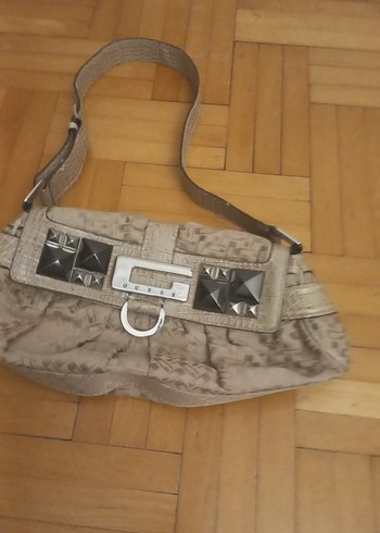 Guess Bej Desenli Metal Detayli Omuz Cantasi