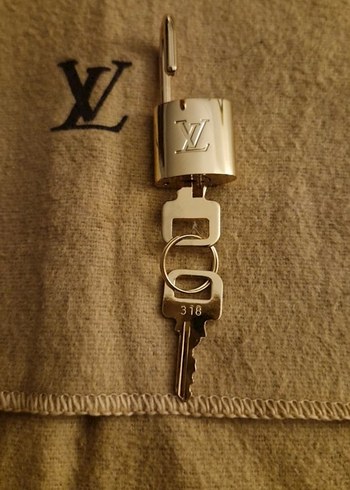 Louis Vuitton gold kilit - Görsel 5