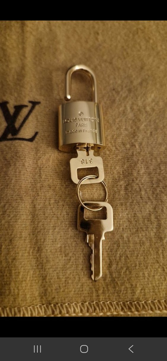 Louis Vuitton gold kilit - Görsel 2