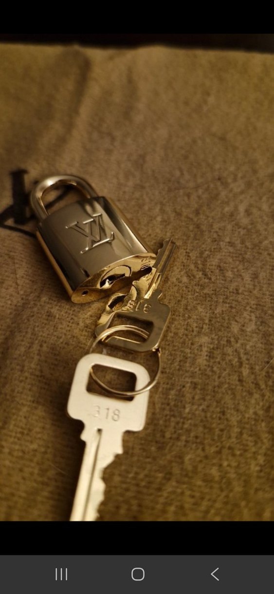 Louis Vuitton gold kilit - Görsel 3