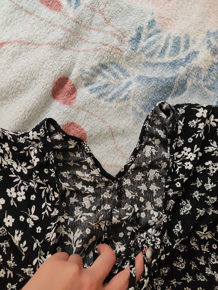 Siyah Çiçekli Fırfırlı Kadın Bluz - Görsel 4