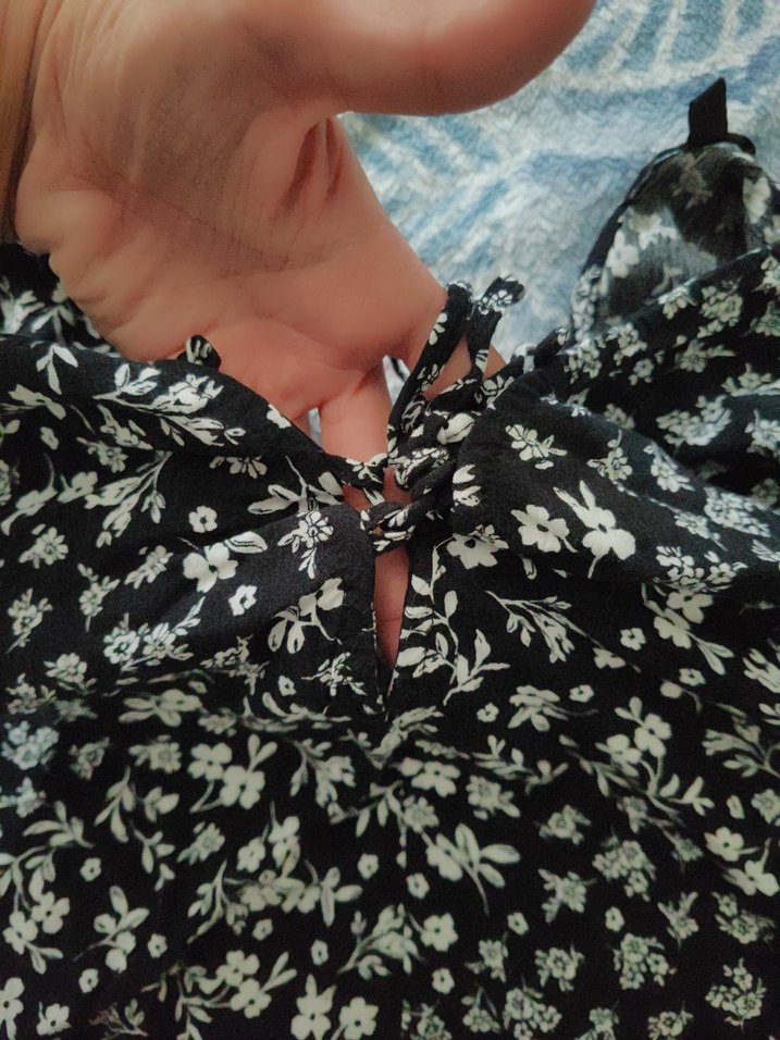 Siyah Çiçekli Fırfırlı Kadın Bluz - Görsel 3