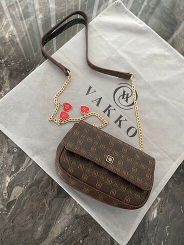 Vakko monogram omuz çantası kalpli zincirli