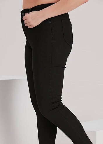 Beli lastikli siyah jeans