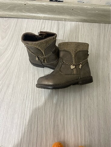 Kız çocuk botu