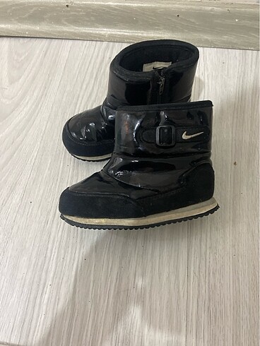 Nike marka kız çocuk botu