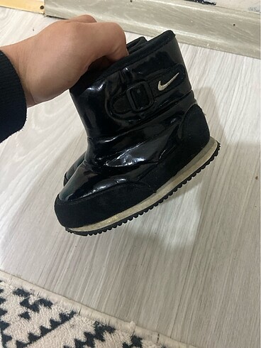 23 Beden siyah Renk Nike marka kız çocuk botu