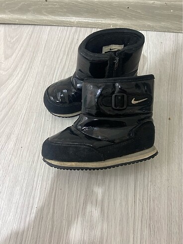 23 Beden Nike marka kız çocuk botu
