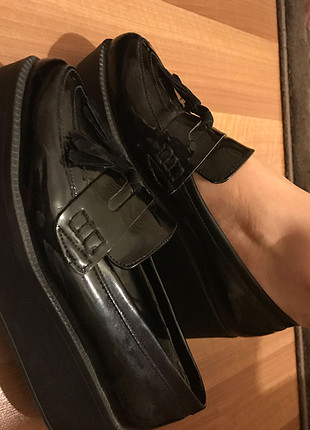Siyah loafer tabanlı ayakkabı
