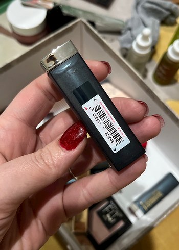 Maybelline Daring Ruby Mat Ruj 970 - Görsel 2