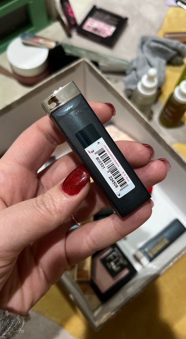 Maybelline Daring Ruby Mat Ruj 970 - Görsel 2