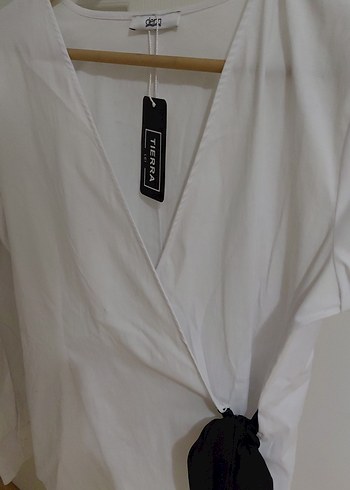 V Yakalı Beyaz Kemerli Kadın Gömlek - Görsel 2