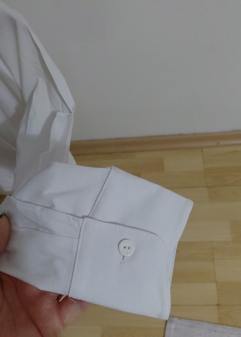 V Yakalı Beyaz Kemerli Kadın Gömlek - Görsel 3