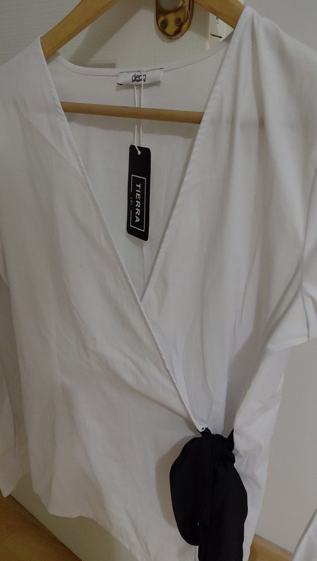 V Yakalı Beyaz Kemerli Kadın Gömlek - Görsel 2