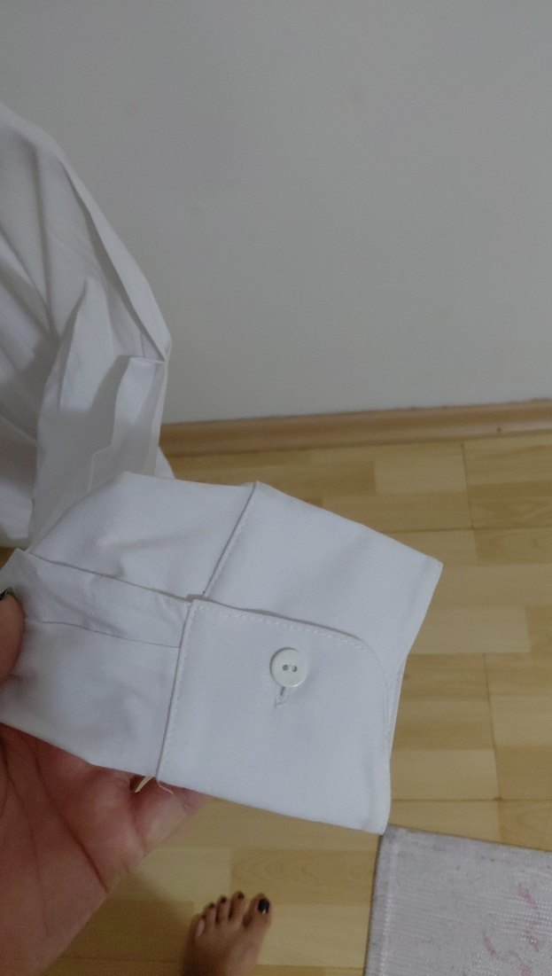 V Yakalı Beyaz Kemerli Kadın Gömlek - Görsel 3